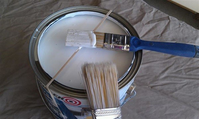 Dùng dây chun gạt lớp sơn thừa