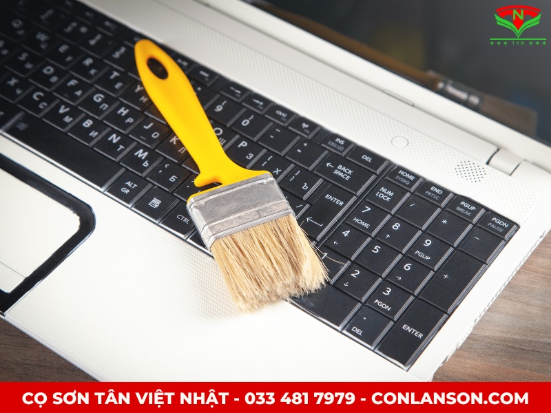 Vệ sinh thiết bị máy móc bằng cọ sơn